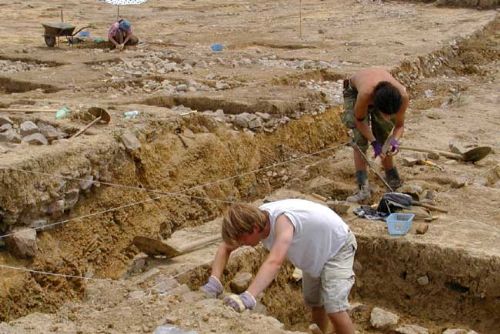 Foto: Archeologové se dostali ke skvrňanské bráně