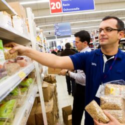 Bílé límečky pomáhají před Vánoci v obchodech Tesco
