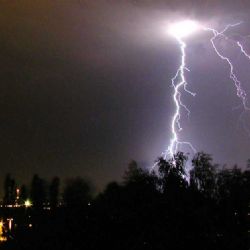 Bouřka a vítr porážely stromy, blesk zapálil trávu 