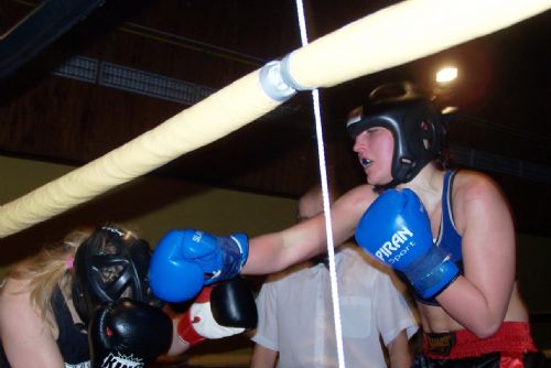 Foto: Boxerka Lukešová se střetla s mistryní světa v kickboxu