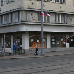 Bufet Adrie nikdo nechce, ÚMO 3 snižuje vyvolávací cenu