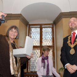 Cenu 1. června převzala na radnici v Plzni Dana Němcová