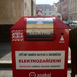 Červené kontejnery usnadňují v kraji třídění elektroodpadu 