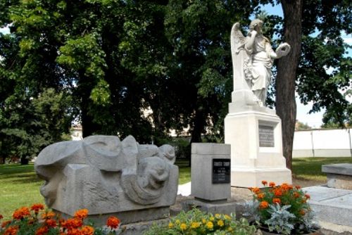 Foto: Dnes byla slavnostně odhalena kopie pomníku J. K. Tyla na Mikulášském hřbitově