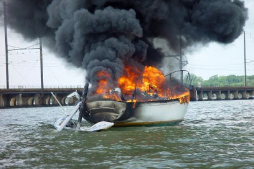 Foto: Hasiči budou zachraňovat pasažéry z hořící lodi