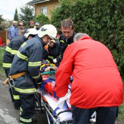 Hasiči zachránili v Sekyřanech zraněné dělníky z lešení