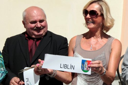 Foto: Hejtman a zpěvačka Helena Vondráčková slavili v Liblíně