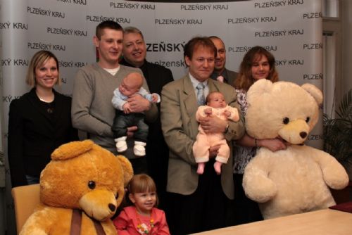 Foto: Hejtman rozdával prvním miminkům medvědy