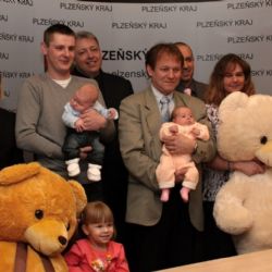 Hejtman rozdával prvním miminkům medvědy