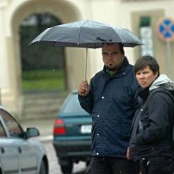 Hitem letošního deštivého léta jsou holínky a pláštěnky
