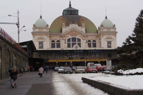Foto: Pomočený opilec se válel ve vestibulu nádraží v Plzni