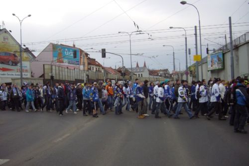 Foto: Hokejoví fanoušci v Plzni protestovali v klidu