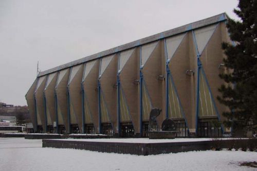 Foto: Před hokejovou ČEZ arénou přibudou parkovací místa