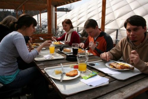 Foto: I v Plzni v neděli poobědvají místní rodiny s cizinci