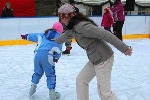 Foto: Ice park v Plzni skončil fiaskem, bruslení na nožích netáhlo