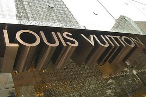 Foto: Kabelky Louis Vuitton našli celníci pod vánočními stromky