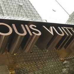Kabelky Louis Vuitton našli celníci pod vánočními stromky