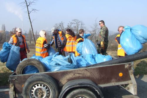 Foto: Kolem Chlumu nasbírali při jarním úklidu půl tuny odpadu
