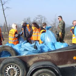 Kolem Chlumu nasbírali při jarním úklidu půl tuny odpadu