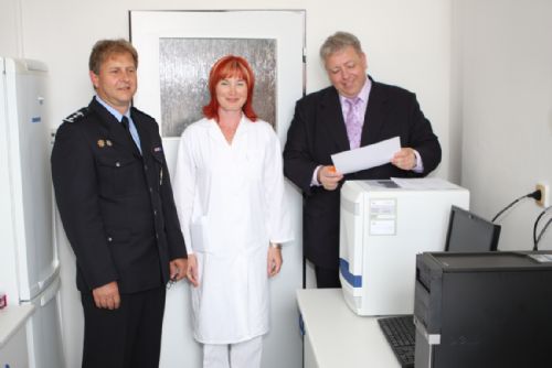 Foto: Kraj koupil policistům speciální přístroj k analýze DNA