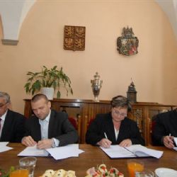 Krok k výstavbě spalovny: Podepsané smlouvy s obcemi 