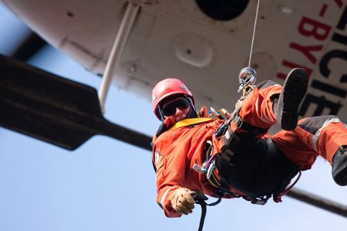 Foto: Letečtí záchranáři trénovali u Radyně. Podívejte se jak