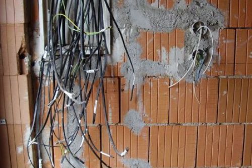 Foto: Majitel rozestaveného domu přišel o elektroinstalační materiál