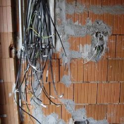 Majitel rozestaveného domu přišel o elektroinstalační materiál