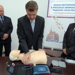 Městská policie Plzeň má tři nové defibrilátory