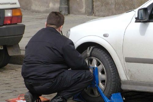 Foto: Řidič v Plzni se rozjel i s botičkou na kole