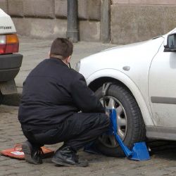 Zavolala odtahovku, muž jí možná poškrábal auto
