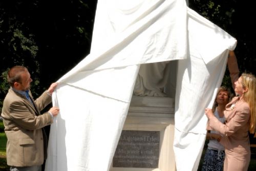 Foto: Na Mikulášském hřbitově byl odhalen pomník J. K. Tyla