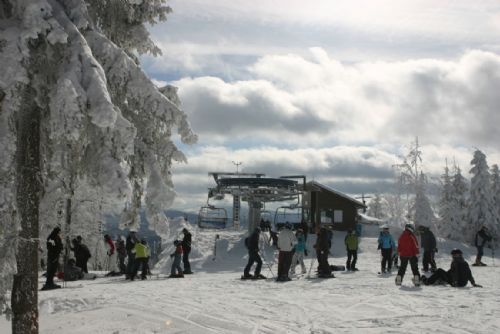 Foto: Na Špičáku jsou skvělé podmínky, lyžaři si připijí