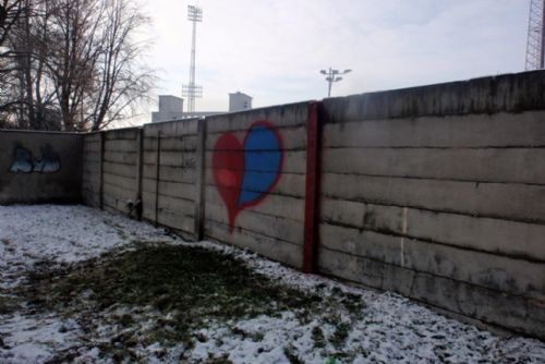 Foto: Na zeď stadionu Viktorie namalovali červenomodré srdce