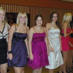 Náctiletí tanečníci tančili s rodiči