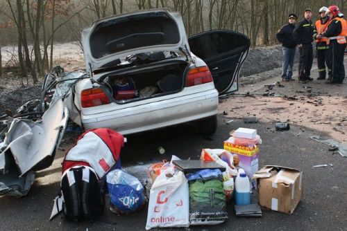 Foto: Nedaleko Dobřan se v úterý srazil autobus s BMW, tři mrtví