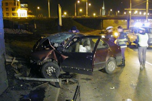 Foto: Řidič v Merklíně utekl od nehody a dvou nabouraných aut