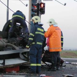 Vítr vyvrací stromy, muže pořezalo sklo