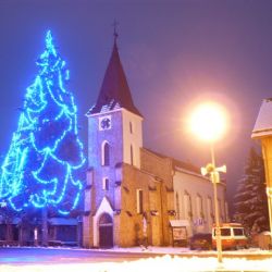 Nejvyšší vánoční strom se v neděli rozzáří na Kvildě