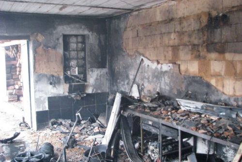 Foto: Oheň zničil v Kralovicích celou garáž, škoda 700 tisíc