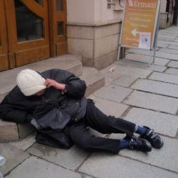 Opilá žena v Plzni na schodech zkolabovala, oči v sloup