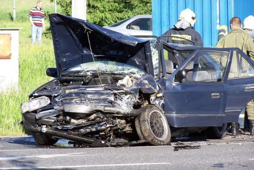 Foto: Peugeot u Běšin nedal přednost felicii. Dva mrtví
