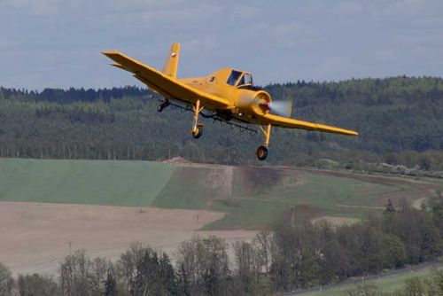 Foto: V Karlových Varech nouzově přistálo malé letadlo