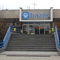 U bazénu na Slovanech lépe zaparkujete