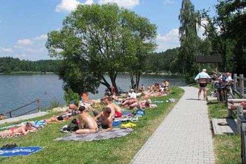 Foto: Plzeň má první značené trasy pro vozíčkáře kolem rybníků