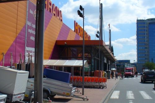 Foto: Plzeňský hobbymarket Hornbach je před otevřením. Zaměstná 126 lidí