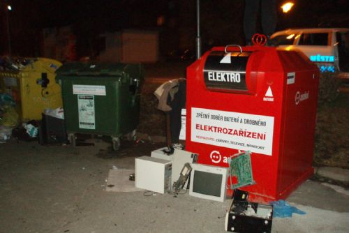 Foto: Plzeňský mladík se dusil v kontejneru na elektroodpad