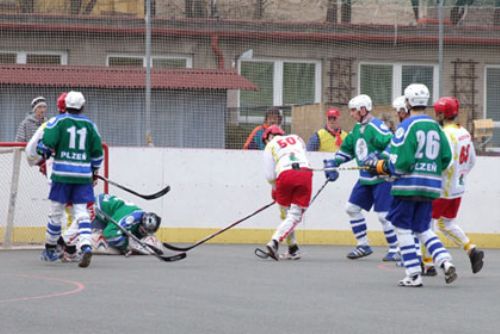 Foto: Plzeňští hokejbalisté prohráli s lídrem, jsou třetí