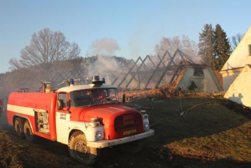 Foto: Požár bývalého mlýna ve Vrčeni způsobil škodu za půl milionu