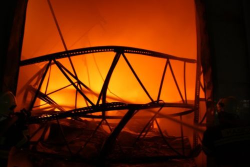 Foto: Požár na Borských polích pohltil halu, škoda 50 milionů